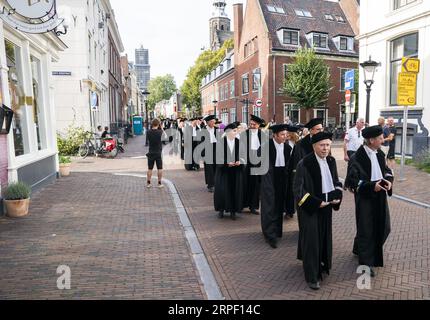 UTRECHT - Professoren gehen in Gewändern durch das Stadtzentrum von Utrecht während der Eröffnung des akademischen Jahres. Die Universität Utrecht (UU) eröffnet das neue akademische Jahr in der Domkerk, gefolgt von der offiziellen Eröffnung des renovierten Universitätsmuseums. ANP JEROEN JUMELET niederlande raus - belgien raus Stockfoto