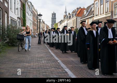 UTRECHT - Professoren gehen in Gewändern durch das Stadtzentrum von Utrecht während der Eröffnung des akademischen Jahres. Die Universität Utrecht (UU) eröffnet das neue akademische Jahr in der Dom-Kirche, gefolgt von der offiziellen Eröffnung des renovierten Universitätsmuseums. ANP JEROEN JUMELET niederlande raus - belgien raus Stockfoto