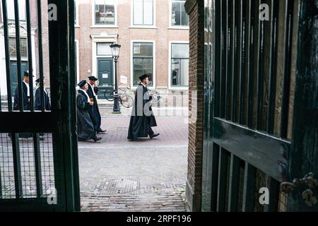 UTRECHT - Professoren gehen in Gewändern durch das Stadtzentrum von Utrecht während der Eröffnung des akademischen Jahres. Die Universität Utrecht (UU) eröffnet das neue akademische Jahr in der Dom-Kirche, gefolgt von der offiziellen Eröffnung des renovierten Universitätsmuseums. ANP JEROEN JUMELET niederlande raus - belgien raus Stockfoto