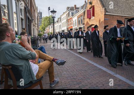 UTRECHT - Professoren gehen in Gewändern durch das Stadtzentrum von Utrecht während der Eröffnung des akademischen Jahres. Die Universität Utrecht (UU) eröffnet das neue akademische Jahr in der Dom-Kirche, gefolgt von der offiziellen Eröffnung des renovierten Universitätsmuseums. ANP JEROEN JUMELET niederlande raus - belgien raus Stockfoto