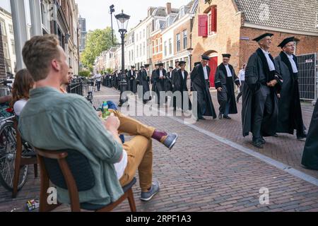 UTRECHT - Professoren gehen in Gewändern durch das Stadtzentrum von Utrecht während der Eröffnung des akademischen Jahres. Die Universität Utrecht (UU) eröffnet das neue akademische Jahr in der Dom-Kirche, gefolgt von der offiziellen Eröffnung des renovierten Universitätsmuseums. ANP JEROEN JUMELET niederlande raus - belgien raus Stockfoto