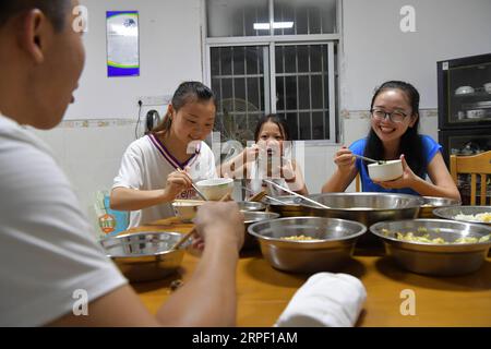 (190909) -- NANCHANG, 9. September 2019 -- Tu Youyou (1. R) hat mit Lehrern und Schülern an der Shangban-Grundschule in Luoting Township, Bezirk Wanli der Stadt Nanchang, ostchinesische Provinz Jiangxi, 2. September 2019 zu Abend gegessen. Nach dem Abschluss des normalen Hauptstudiums 2013 arbeitete Tu als Assistentin in einer Ausbildungseinrichtung und arbeitete in der Gemeinde, aber sie träumte immer davon, Lehrerin zu werden. 2016 bestand sie die Lehrerprüfung in der Provinz Jiangxi und wurde Landlehrerin. In den letzten drei Jahren hat Tu Youyou die Anerkennung ihrer Eltern gewonnen. Jetzt, die 29-jährige... Stockfoto