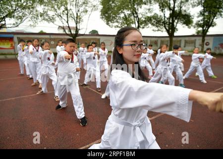 (190909) -- NANCHANG, 9. September 2019 -- Tu Youyou (Front) unterrichtet Schüler taekwondo an der Shangban Grundschule in Luoting Township, Bezirk Wanli der Stadt Nanchang, ostchinesische Provinz Jiangxi, 2. September 2019. Nach dem Abschluss des normalen Hauptstudiums 2013 arbeitete Tu als Assistentin in einer Ausbildungseinrichtung und arbeitete in der Gemeinde, aber sie träumte immer davon, Lehrerin zu werden. 2016 bestand sie die Lehrerprüfung in der Provinz Jiangxi und wurde Landlehrerin. In den letzten drei Jahren hat Tu Youyou die Anerkennung ihrer Eltern gewonnen. Nun, die 29-jährige ländliche t Stockfoto