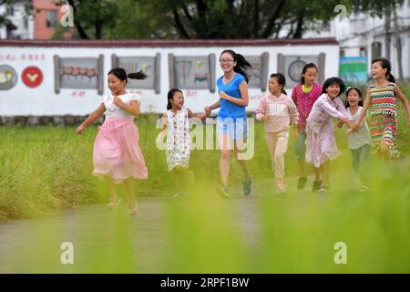 (190909) -- NANCHANG, 9. September 2019 -- Tu Youyou (3. L) eskortiert Kinder nach der Schule im Caojia Village in Luoting Township, Bezirk Wanli der Stadt Nanchang, ostchinesische Provinz Jiangxi, 2. September 2019. Nach dem Abschluss des normalen Hauptstudiums 2013 arbeitete Tu als Assistentin in einer Ausbildungseinrichtung und arbeitete in der Gemeinde, aber sie träumte immer davon, Lehrerin zu werden. 2016 bestand sie die Lehrerprüfung in der Provinz Jiangxi und wurde Landlehrerin. In den letzten drei Jahren hat Tu Youyou die Anerkennung ihrer Eltern gewonnen. Jetzt der 29-jährige rur Stockfoto