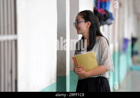 (190909) -- NANCHANG, 9. September 2019 -- Tu Youyou beobachtet Schüler, die an der Shangban-Grundschule in der Gemeinde Luoting, Bezirk Wanli der Stadt Nanchang, Provinz Jiangxi in Ostchina, am 2. September 2019 Unterricht erhalten. Nach dem Abschluss des normalen Hauptstudiums 2013 arbeitete Tu als Assistentin in einer Ausbildungseinrichtung und arbeitete in der Gemeinde, aber sie träumte immer davon, Lehrerin zu werden. 2016 bestand sie die Lehrerprüfung in der Provinz Jiangxi und wurde Landlehrerin. In den letzten drei Jahren hat Tu Youyou die Anerkennung ihrer Eltern gewonnen. Jetzt der 29-jährige Landlehrer Stockfoto