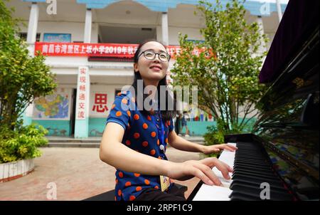 (190909) -- NANCHANG, 9. September 2019 -- Tu Youyou spielt Klavier, um Schüler an der Shangban-Grundschule in Luoting Township, Bezirk Wanli der Stadt Nanchang, Provinz Jiangxi in Ostchina, 1. September 2019 willkommen zu heißen. Nach dem Abschluss des normalen Hauptstudiums 2013 arbeitete Tu als Assistentin in einer Ausbildungseinrichtung und arbeitete in der Gemeinde, aber sie träumte immer davon, Lehrerin zu werden. 2016 bestand sie die Lehrerprüfung in der Provinz Jiangxi und wurde Landlehrerin. In den letzten drei Jahren hat Tu Youyou die Anerkennung ihrer Eltern gewonnen. Jetzt der 29-jährige Landarbeiter Stockfoto