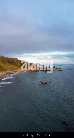 Luftaufnahme des Lone Ranch Beach im Samuel H. Boardman Scenic Corridor an der Küste von Oregon. Stockfoto