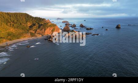 Luftaufnahme des Lone Ranch Beach im Samuel H. Boardman Scenic Corridor an der Küste von Oregon. Stockfoto