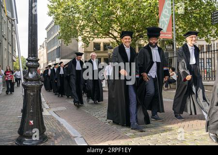 UTRECHT - Professoren gehen in Gewändern durch das Stadtzentrum von Utrecht während der Eröffnung des akademischen Jahres. Die Universität Utrecht (UU) eröffnet das neue akademische Jahr in der Dom-Kirche, gefolgt von der offiziellen Eröffnung des renovierten Universitätsmuseums. ANP JEROEN JUMELET niederlande raus - belgien raus Stockfoto