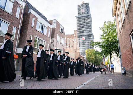 UTRECHT - Professoren laufen während der Eröffnung des akademischen Jahres in Gewändern durch das Stadtzentrum von Utrecht. Die Universität Utrecht (UU) eröffnet das neue akademische Jahr in der Dom-Kirche, gefolgt von der offiziellen Eröffnung des renovierten Universitätsmuseums. ANP JEROEN JUMELET niederlande raus - belgien raus Stockfoto