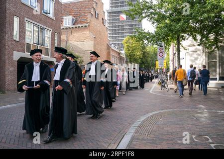 UTRECHT - Professoren gehen in Gewändern durch das Stadtzentrum von Utrecht während der Eröffnung des akademischen Jahres. Die Universität Utrecht (UU) eröffnet das neue akademische Jahr in der Dom-Kirche, gefolgt von der offiziellen Eröffnung des renovierten Universitätsmuseums. ANP JEROEN JUMELET niederlande raus - belgien raus Stockfoto