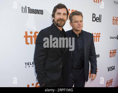 (190909) -- TORONTO, 9. September 2019 -- die Schauspieler Matt Damon (R) und Christian Bale posieren für Fotos vor der internationalen Premiere des Films Ford gegen Ferrari in der Roy Thomson Hall während des Toronto International Film Festival (TIFF) 2019 in Toronto, Kanada, am 9. September 2019. (Foto: /Xinhua) CANADA-TORONTO-TIFF- FORD V FERRARI ZouxZheng PUBLICATIONxNOTxINxCHN Stockfoto