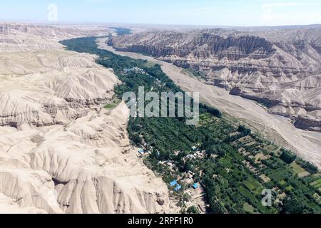 (190910) -- KASHGAR, 10. September 2019 -- Luftaufnahme vom 18. August 2019 zeigt das Dorf Qipan im Yecheng County in Kashgar, der nordwestchinesischen Autonomen Region Xinjiang Uygur. Die Familie Helipat lebt hier seit Generationen. Dank der Umsiedlungsprojekte der Armutsbekämpfungspolitik wird Helipats Familie bald in ihr neues Zuhause im County ziehen. Um die Mission zu erfüllen, die absolute Armut bis 2020 zu beseitigen, hat Xinjiang verarmten Bauern und Hirten geholfen, aus Bergregionen und Wüstenhinterland zu ziehen, um sich in Ebenen und Oasen neu anzusiedeln. Ende 2018 wurde a Stockfoto