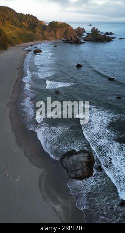 Luftaufnahme des Lone Ranch Beach im Samuel H. Boardman Scenic Corridor an der Küste von Oregon. Stockfoto