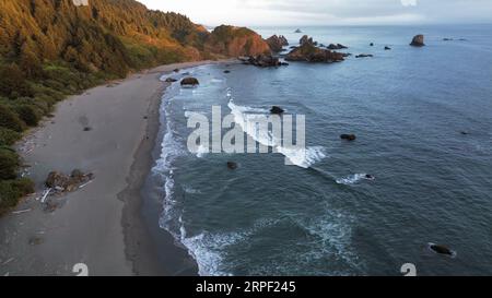 Luftaufnahme des Lone Ranch Beach im Samuel H. Boardman Scenic Corridor an der Küste von Oregon. Stockfoto