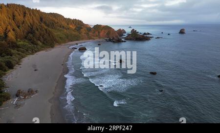 Luftaufnahme des Lone Ranch Beach im Samuel H. Boardman Scenic Corridor an der Küste von Oregon. Stockfoto