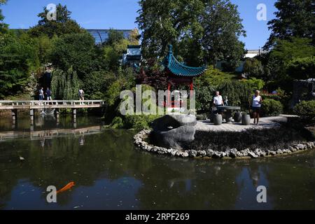 (190910) -- BRÜSSEL, 10. September 2019 -- Menschen besuchen einen chinesischen Garten in Pairi Daiza, einem Zoo in Brugelette, Belgien, 24. August 2019. Der Zoo Pairi Daiza ist ein privater Zoo und botanischer Garten, in dem mehr als 7.000 Tiere aus der ganzen Welt leben. ) BELGIEN-BRUGELETTE-PAIRI DAIZA-LANDSCHAFT ZhengxHuansong PUBLICATIONxNOTxINxCHN Stockfoto