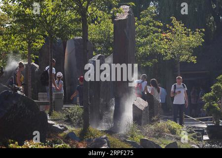 (190910) -- BRÜSSEL, 10. September 2019 -- Menschen besuchen einen chinesischen Garten in Pairi Daiza, einem Zoo in Brugelette, Belgien, 24. August 2019. Der Zoo Pairi Daiza ist ein privater Zoo und botanischer Garten, in dem mehr als 7.000 Tiere aus der ganzen Welt leben. ) BELGIEN-BRUGELETTE-PAIRI DAIZA-LANDSCHAFT ZhengxHuansong PUBLICATIONxNOTxINxCHN Stockfoto