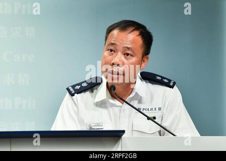 (190910) -- HONG KONG, 10. September 2019 -- Senior Superintendent Wong Wai-shun von Operations Wing der Hong Kong Police Force spricht während einer Pressekonferenz im südchinesischen Hong Kong, 10. September 2019. Die Polizei von Hongkong sagte am Dienstag, dass zehn Anti-Gewalt-Hotlines eingerichtet wurden, als die Unruhen in den dritten Monat eintraten. Nach Angaben der Polizei sind die Hotlines ausschließlich für den Empfang von Informationen zur Gewaltbekämpfung bestimmt, einschließlich Fotos, Audio- und Videoclips über WhatsApp, um bei der Verhütung und Aufdeckung von Straftaten zu helfen. ) CHINA-HONGKONG-ANTI-GEWALT-HOTLINES-START (CN) LIUXDAWEI PUBLICATI Stockfoto