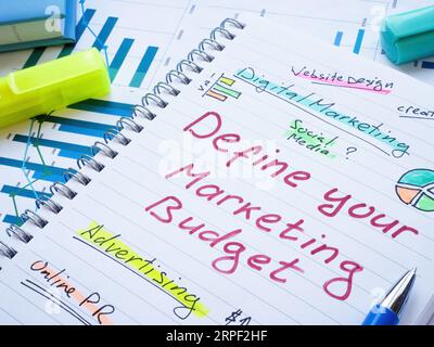 Definieren Sie Ihre Marktbudgetmarken im Notizblock. Stockfoto