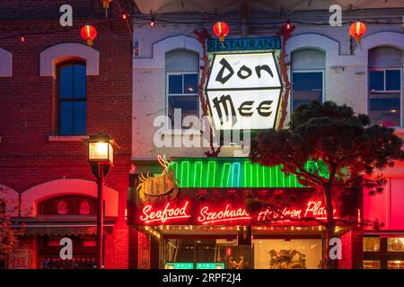 Ein Blick auf die Fisgard Street in Chinatown bei Nacht, Victoria, Vancouver Island, British Columbia, Kanada. Stockfoto