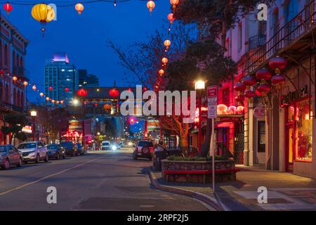 Ein Blick auf die Fisgard Street in Chinatown bei Nacht, Victoria, Vancouver Island, British Columbia, Kanada. Stockfoto