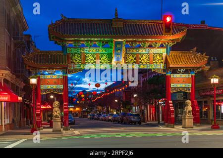 Ein Blick auf die Fisgard Street in Chinatown bei Nacht, Victoria, Vancouver Island, British Columbia, Kanada. Stockfoto