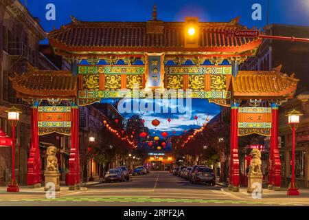 Ein Blick auf die Fisgard Street in Chinatown bei Nacht, Victoria, Vancouver Island, British Columbia, Kanada. Stockfoto