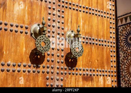 Marokko - Fes El Bali (antike Stadt) - UNESCO-Weltkulturerbe - traditionelle Klopfer auf Holztür Stockfoto