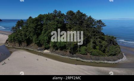 Luftaufnahme von Proposal Rock vor Neskowin an der Küste von Oregon. Stockfoto