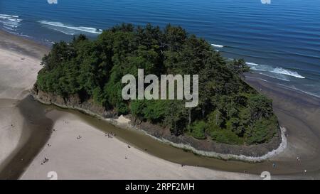 Luftaufnahme von Proposal Rock vor Neskowin an der Küste von Oregon. Stockfoto