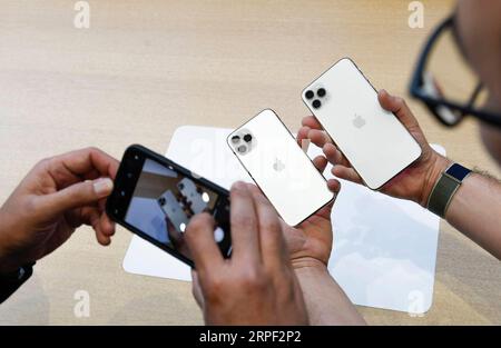 (190911) -- SAN FRANCISCO, 11. September 2019 () -- Menschen testen neue iPhones während einer Produkteinführung in Apples Hauptsitz in Kalifornien, USA, 10. September 2019. Apple Inc. Kündigte eine neue Produktlinie von iPhones an, einschließlich iPhone 11 und Pro, iPads, Apple Watch 5-Serie und anderen Produkten und Dienstleistungen auf seiner großen Herbstveranstaltung in Nordkalifornien am Dienstag. (Handout über ) U.S.-APPLE-NEW PRODUCTS-UNVEILING Xinhua PUBLICATIONxNOTxINxCHN Stockfoto