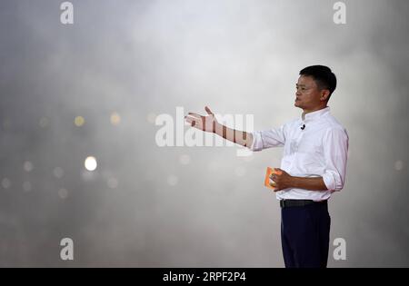 (190911) -- HANGZHOU, 11. September 2019 -- Jack Ma hält eine Rede bei einer Veranstaltung anlässlich des 20. Jahrestages der Alibaba-Gruppe in Hangzhou, Hauptstadt der ostchinesischen Provinz Zhejiang, 10. September 2019. Jack Ma trat offiziell als Group Chairman von Alibaba Tuesday zurück und übergab die Position an den CEO Daniel Zhang. Es ist ein besonderer Tag sowohl für den chinesischen Milliardär als auch für den E-Commerce-Giganten, den er mitbegründet hat. MA, eine ehemalige Englischlehrerin, wird am Dienstag 55, was auch den 20. Jahrestag der Alibaba Group und den Tag der Lehrer markierte. MA übergab die Position des CEO 2013 und mA Stockfoto