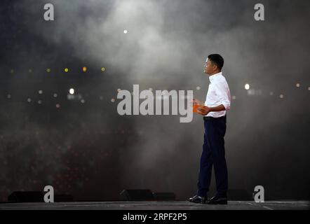 190911 -- HANGZHOU, 11. September 2019 -- Jack Ma hält eine Rede bei einer Veranstaltung anlässlich des 20. Jahrestages der Alibaba Group in Hangzhou, Hauptstadt der ostchinesischen Provinz Zhejiang, 10. September 2019. Jack Ma trat offiziell als Group Chairman von Alibaba Tuesday zurück und übergab die Position an den CEO Daniel Zhang. Es ist ein besonderer Tag sowohl für den chinesischen Milliardär als auch für den E-Commerce-Giganten, den er mitbegründet hat. MA, eine ehemalige Englischlehrerin, wird am Dienstag 55, was auch den 20. Jahrestag der Alibaba Group und den Tag der Lehrer markierte. MA übergab 2013 die Position des CEO und machte Stockfoto