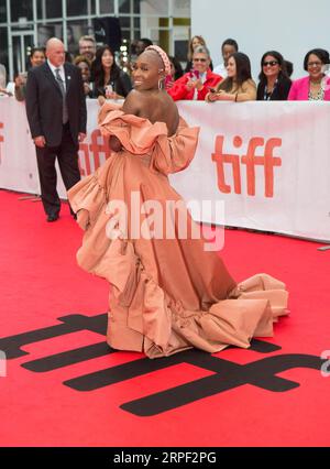 (190911) -- TORONTO, 11. September 2019 -- Schauspielerin Cynthia Erivo kommt auf dem roten Teppich für die Weltpremiere des Films Harriet in der Roy Thomson Hall während des Toronto International Film Festivals 2019 in Toronto, Kanada, 10. September 2019. (Foto: /Xinhua) CANADA-TORONTO-TIFF- HARRIET ZouxZheng PUBLICATIONxNOTxINxCHN Stockfoto