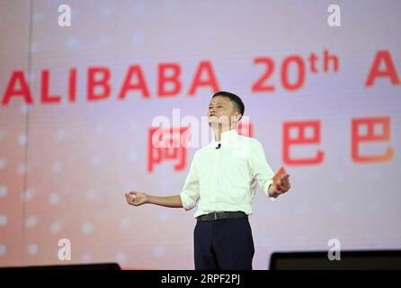 (190911) -- HANGZHOU, 11. September 2019 -- Jack Ma hält eine Rede bei einer Veranstaltung anlässlich des 20. Jahrestages der Alibaba-Gruppe in Hangzhou, Hauptstadt der ostchinesischen Provinz Zhejiang, 10. September 2019. Jack Ma trat offiziell als Group Chairman von Alibaba Tuesday zurück und übergab die Position an den CEO Daniel Zhang. Es ist ein besonderer Tag sowohl für den chinesischen Milliardär als auch für den E-Commerce-Giganten, den er mitbegründet hat. MA, eine ehemalige Englischlehrerin, wird am Dienstag 55, was auch den 20. Jahrestag der Alibaba Group und den Tag der Lehrer markierte. MA übergab die Position des CEO 2013 und mA Stockfoto