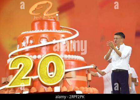 (190911) -- HANGZHOU, 11. September 2019 -- Jack Ma nimmt am 20. Jahrestag der Alibaba Group in Hangzhou, Hauptstadt der ostchinesischen Provinz Zhejiang, am 10. September 2019 Teil. Jack Ma trat offiziell als Group Chairman von Alibaba Tuesday zurück und übergab die Position an den CEO Daniel Zhang. Es ist ein besonderer Tag sowohl für den chinesischen Milliardär als auch für den E-Commerce-Giganten, den er mitbegründet hat. MA, eine ehemalige Englischlehrerin, wird am Dienstag 55, was auch den 20. Jahrestag der Alibaba Group und den Tag der Lehrer markierte. MA übergab 2013 die Position des CEO und machte ein Jahr Stockfoto