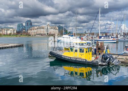 Ein Feuerrettungsboot im inneren Hafen von Victoria, Vancouver Island, British Columbia, Kanada. Stockfoto