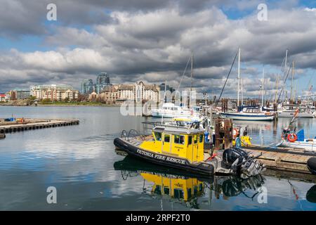 Ein Feuerrettungsboot im inneren Hafen von Victoria, Vancouver Island, British Columbia, Kanada. Stockfoto