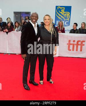 (190911) -- TORONTO, 11. September 2019 -- Schauspieler Vondie Curtis-Hall (L) und Regisseur Kasi Lemmons kommen auf dem roten Teppich für die Uraufführung des Films Harriet in der Roy Thomson Hall während des Toronto International Film Festival 2019 in Toronto, Kanada, 10. September 2019. (Foto: /Xinhua) CANADA-TORONTO-TIFF- HARRIET ZouxZheng PUBLICATIONxNOTxINxCHN Stockfoto