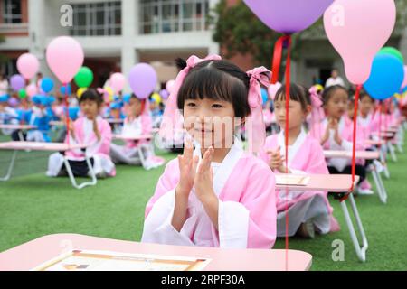 (190911) -- PEKING, 11. September 2019 -- Schüler nehmen an einer ersten Schreibzeremonie Teil, einer traditionellen Bildungsaktivität, an einer Schule in Lanzhou, nordwestchinesische Provinz Gansu, 10. September 2019. (Foto von /XINHUA) XINHUA FOTOS DES TAGES MaxXiping PUBLICATIONxNOTxINxCHN Stockfoto