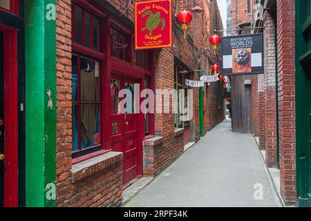 Die schmale Fan Tan Gasse mit Geschäften in Victoria, British Columbia, Kanada. Stockfoto