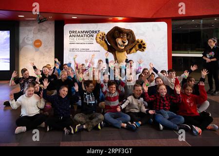 (190911) -- CANBERRA, 11. September 2019 -- Lehrer und Schüler von örtlichen Schulen und andere Besucher posieren für Fotos bei einer Ausstellung über DreamWorks Animation im National Museum of Australia (NMA) in Canberra, Australien, 11. September 2019. NMA startet die DreamWorks Animation: The Exhibition am Donnerstag. Die Ausstellung läuft bis zum 2. Februar 2020 und zeigt mehr als 400 Artikel aus 33 DreamWorks Animationsfilmen, darunter Shrek, Madagaskar, Kung Fu Panda, Prinz von Ägypten, so trainierst du deinen Drachen. ZUM MITNEHMEN: Spaziergang in die Welt von Shrek und Kung Fu Panda ) AUSTRALIEN-CANBERRA-EXHIB Stockfoto