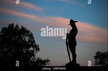 (190912) -- SYDNEY, 12. September 2019 -- Foto aufgenommen am 10. September 2019 zeigt eine Statue eines neuseeländischen Soldaten in der Nähe der Anzac-Brücke in Sydney, Australien. Die Anzac Bridge befindet sich im Hafen von Sydney. Der ursprüngliche Name der Brücke ist Glebe Island Bridge. Im Jahr 1998 benannte die australische Regierung von New South Wales die Brücke in Anzac (Abkürzung für das Australian and New Zealand Army Corps) Bridge um, um an australische und neuseeländische Soldaten zu erinnern, die in der Schlacht von Gallipoli ums Leben kamen. AUSTRALIEN-SYDNEY-ANZAC-BRÜCKE BaixXuefei PUBLICATIONxNOTxINxCHN Stockfoto