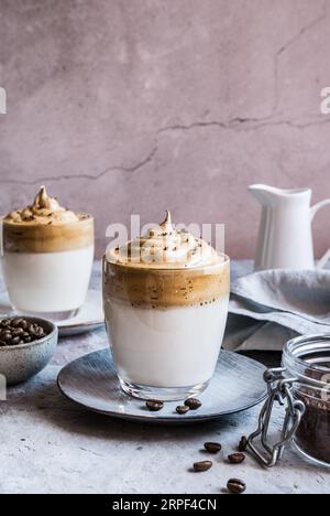 Dalgona Coffee, ein traditionelles koreanisches Kaffeegetränk in einem Glas Stockfoto