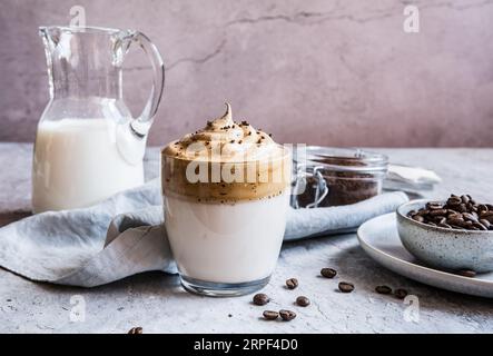 Dalgona Coffee, ein traditionelles koreanisches Kaffeegetränk in einem Glas Stockfoto