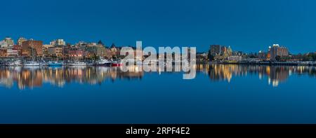 Ein Panoramablick auf die Skyline der Stadt, der sich im inneren Hafen von Victoria, Vancouver Island, British Columbia, Kanada widerspiegelt. Stockfoto