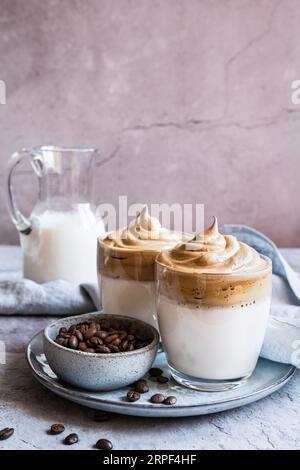 Dalgona Coffee, ein traditionelles koreanisches Kaffeegetränk in einem Glas Stockfoto