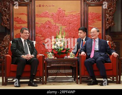 (190912) -- PEKING, 12. September 2019 -- der chinesische Vizepräsident Wang Qishan (R) trifft sich mit dem malaysischen Außenminister Saifuddin Abdullah in Peking, der Hauptstadt Chinas, am 12. September 2019. ) CHINA-BEIJING-WANG QISHAN-MALAYSIAN FM-MEETING (CN) DINGXLIN PUBLICATIONXNOTXINXCHN Stockfoto