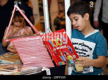 (190913) -- DAMASKUS, 13. September 2019 (Xinhua) -- Kinder lesen Bücher auf der 31. Buchmesse in der Al-Assad-Bibliothek in Damaskus, Hauptstadt Syriens, am 12. September 2019. Mehr als 235 Verlage aus Syrien, Libanon, Irak, Ägypten, Oman, Iran und Dänemark nahmen an der Buchmesse Teil, die am Donnerstag begann. (Foto: Ammar Safarjalani/Xinhua) SYRIEN-DAMASKUS-BUCHMESSE PUBLICATIONxNOTxINxCHN Stockfoto